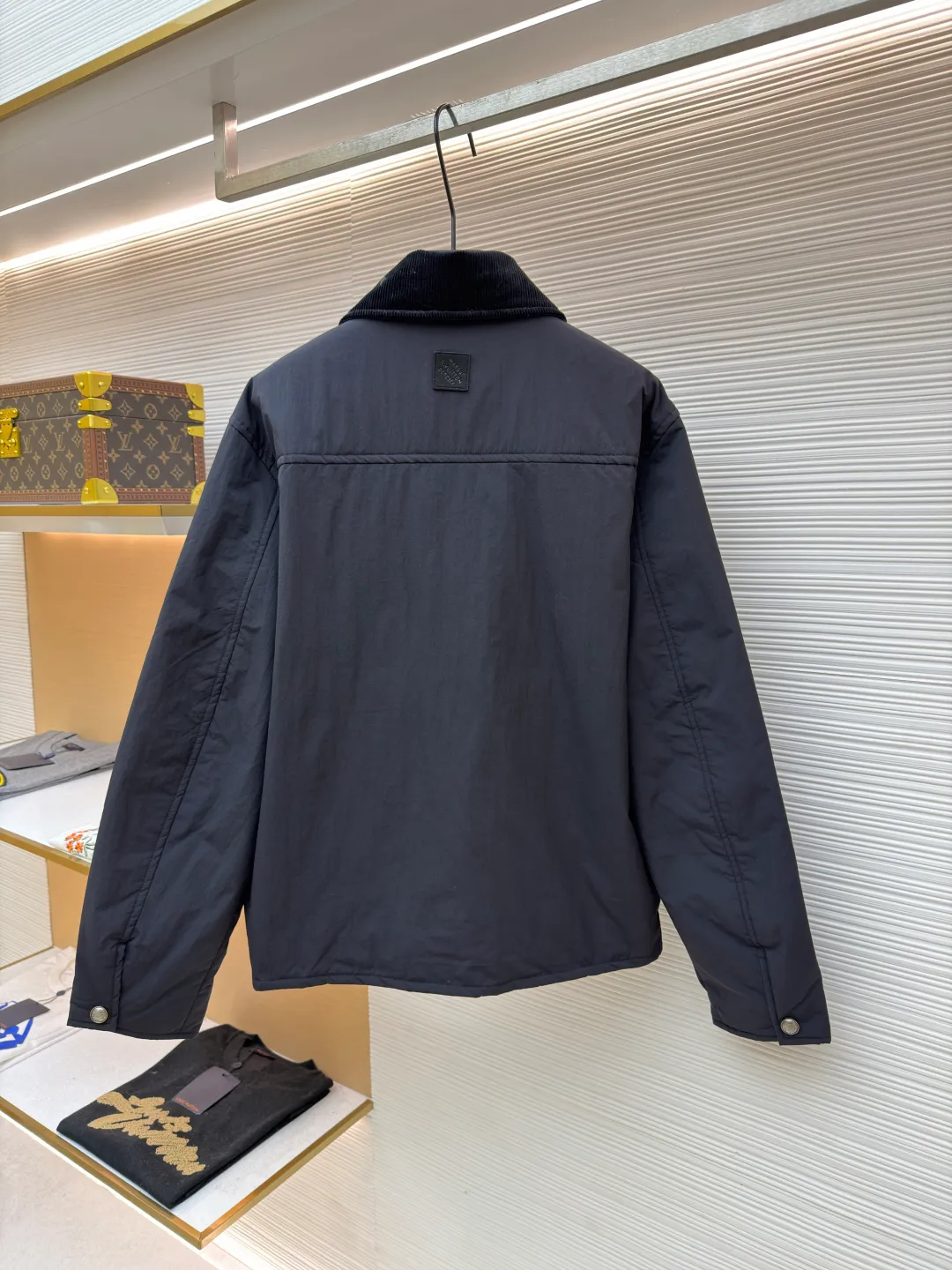 LOUIS VUITTON Corduroy collar waterproof work jacket ●Original version: purchased and developed in 19699 ●Item number: 1681946-C30 ●Fabric: nylon fabric ●Technology: embroidery production ●Color: black ●Version: fitted version ●Weight: about 550 grams ●Size: 44-46-48-50 ●Description: Made of water-repellent nylon blended fabric, the body is made of precision woven craftsmanship to create a matte texture, taking into account both lightness and stiffness. The collar is made of ribbed corduroy-effect leather, which uses trompe l'oeil techniques to simulate the texture of corduroy. It feels soft and has a retro look. The chest patch pocket adopts double-line topstitch quilting technology, embedded with three-dimensional LV letter embroidery, and reinforced with metal rivets on the edge, which is both decorative and durable. The front is equipped with pearlescent mother-of-pearl buttons, and the metal base is polished and nickel-plated, with a delicate luster and not easily oxidized. The inner lining is Damier jacquard fabric, and the quilting process is filled with light and warm fibers. The cuffs and hem are narrowed with the same fabric. The overall stitching error is controlled within 0.1cm, and the Italian workshop hand-finishes the details. The overall wiring is straight and delicate, the fabric is comfortable and soft, and the color is consistent without color difference. It can be matched with the same style to create a fashionable look and control various occasions. Customized accessories, complete with three standards, same style for men and women!